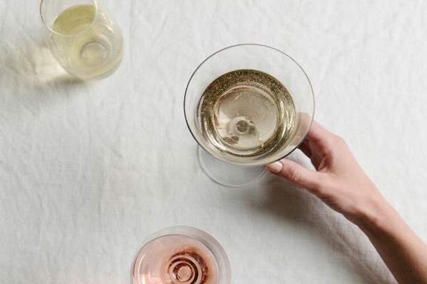 Elimina las manchas de vino tinto con vino