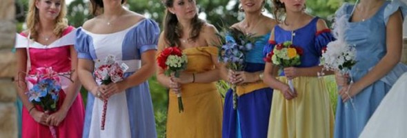 10 vestidos que estas damas de boda nunca deberían de haber usado