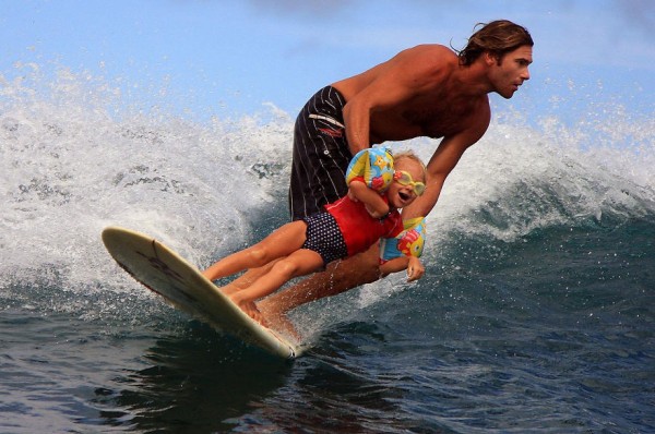 7- Enseña a tu hija a hacer surf. ¿Por qué no?