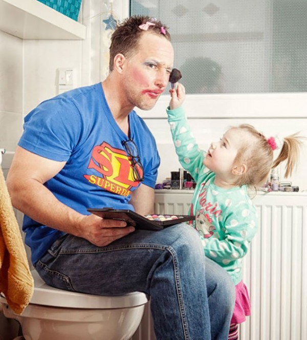 10- Cuando tu hija te utiliza como cliente en sus prácticas de maquillaje.
