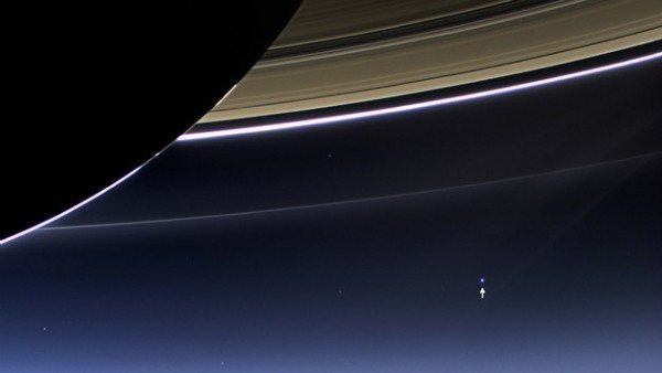 12- Aquí, detrás de los anillos de Saturno