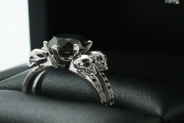 Anillo con calaveras y diamante negro