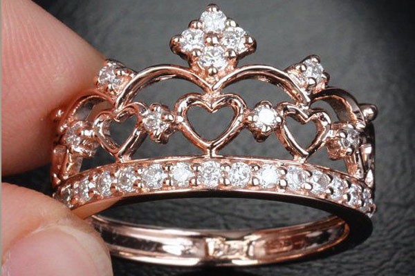 Anillo con forma de corona