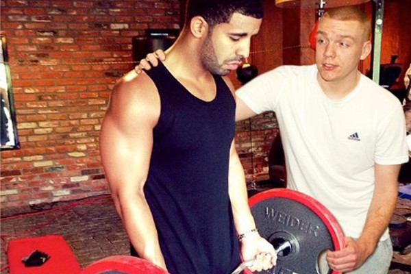 Ayudando a Drake en el gimnasio