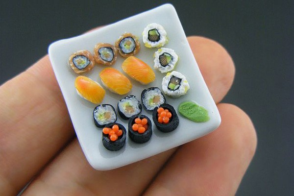 Diminutos rollos de sushi