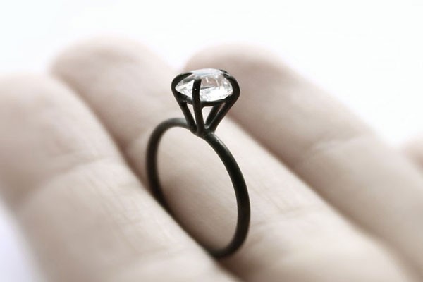 Discreto anillo con diamante