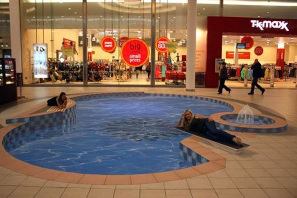 Esta piscina no existe en el medio de un comercial