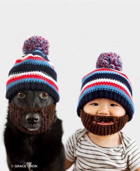 Jasper y Zoey se divierten con gorros de barba