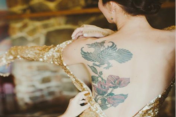 La novia más elegante con un tatuaje de rosas
