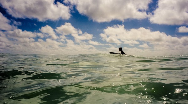 La primera vez dominando las olas del mar en un intento de surf
