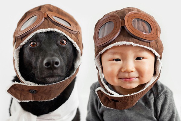 Los mejores amigos con trajes de aviador