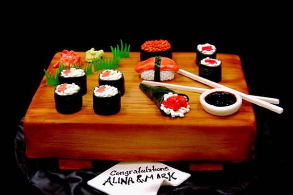 Una bandeja de sushi