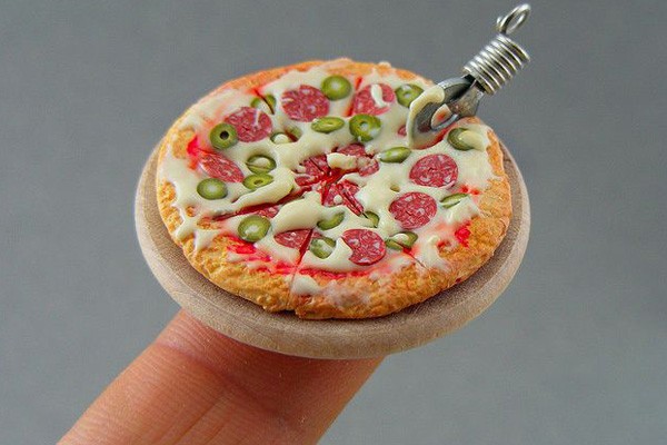 Una pizza grande miniatura