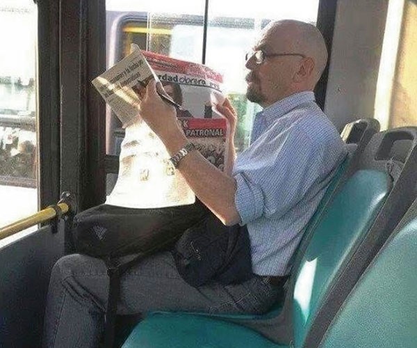 Walter White leyendo el periódico