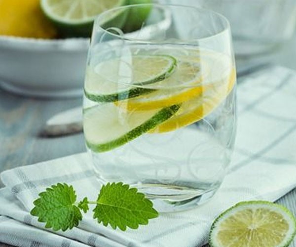 1. Comienza tu día con un vaso de agua caliente y limón