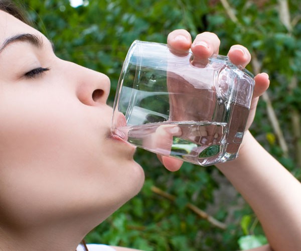 3. Bebe un vaso de agua 30 minutos antes de cada comida