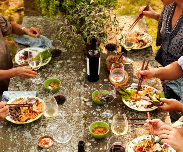 7. Sirve los platos de comida antes de pasarlos a la mesa