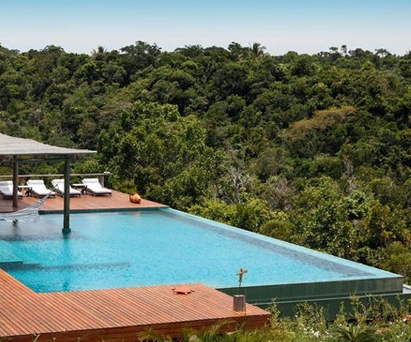 Una piscina en la terraza