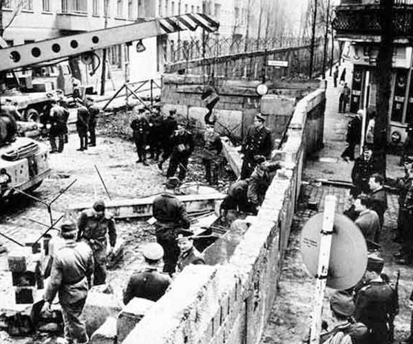 El muro de Berlín estaba siendo construido