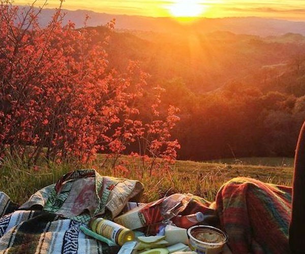 Un picnic viendo el atardecer