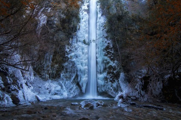 Cascada congelada en San Carlos de Bariloche, Argentina