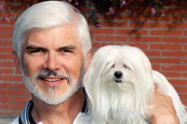 El cabello de este señor y su perro