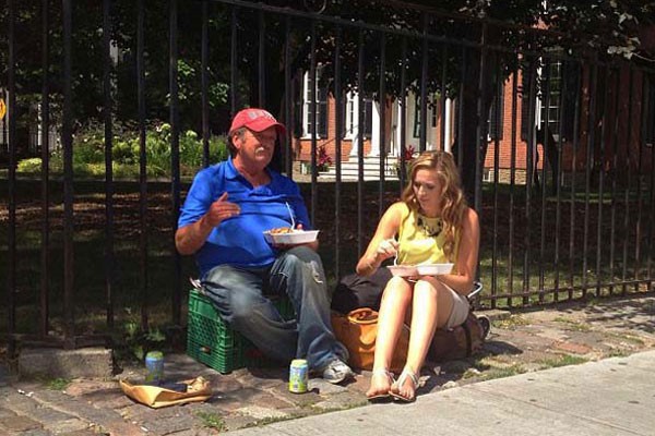 Esta chica compartiendo su almuerzo con un vagabundo