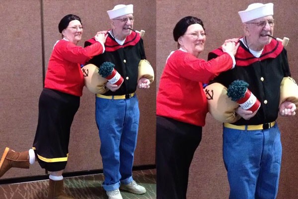 Esta pareja que aún celebra Halloween