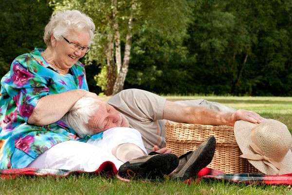 Esta pareja que disfruta de un picnic