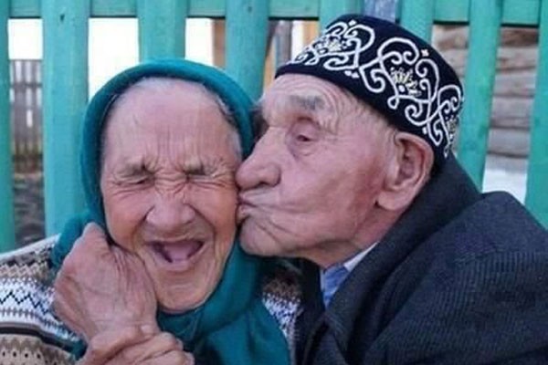 Esta pareja que se da besos para las fotos