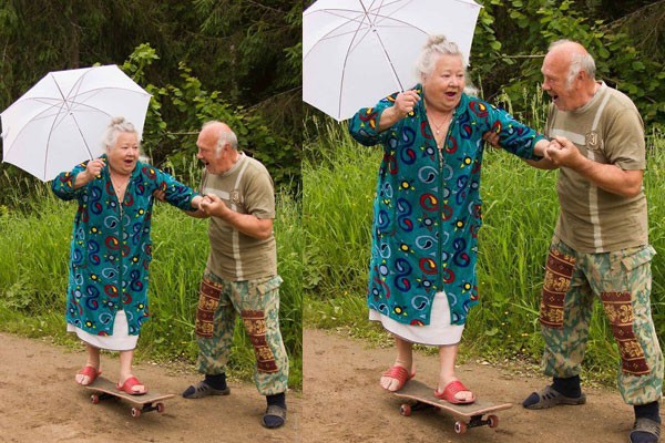 Este abuelito enseñándole a patinar a su amada