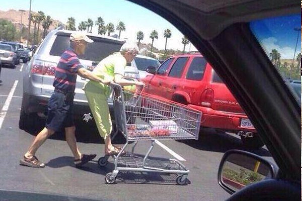 Estos abuelitos jugando con las carretas