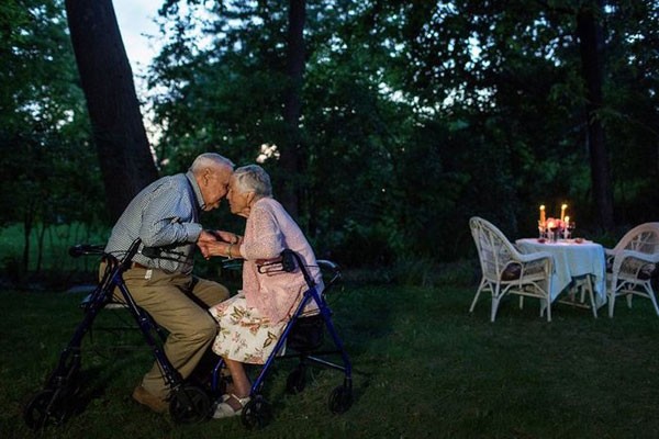 Estos abuelitos que aún tienen cenas románticas
