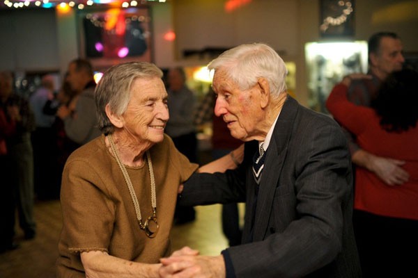 Estos enamorados que aún bailan