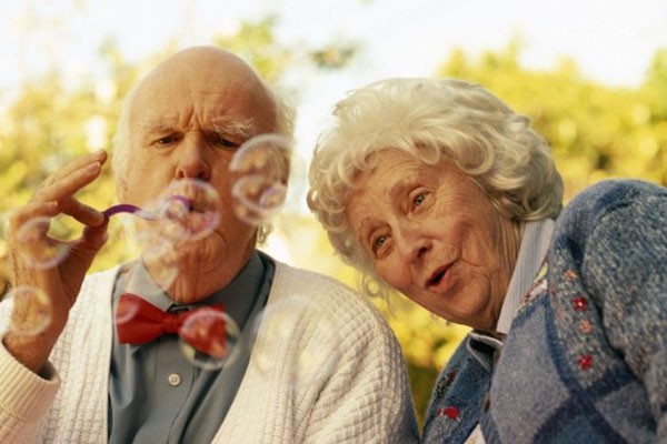 Estos viejitos que aman las burbujas