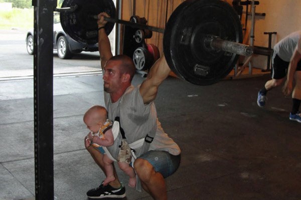 Si no hay niñera, entonces llevas a tu bebé al gimnasio