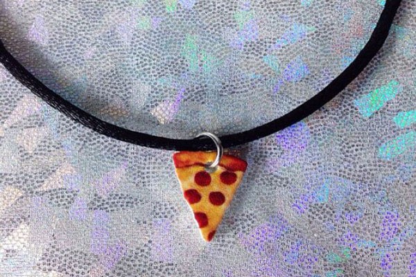Un collar de pizza