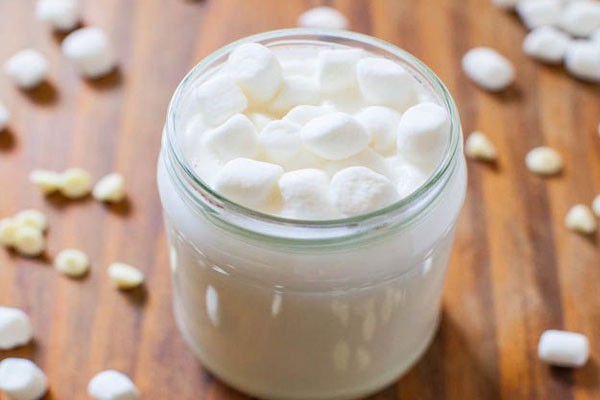 Una bebida de menta y chocolate blanco