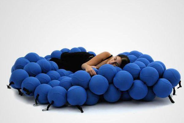 Una cama de pelotas gigantes