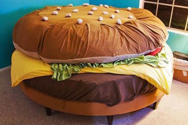 Un cama en forma de hamburguesa