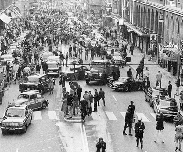 La primera vez que los suecos manejaron del lado derecho de la calle