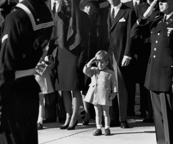 El saludo del pequeño John F. Kennedy Jr