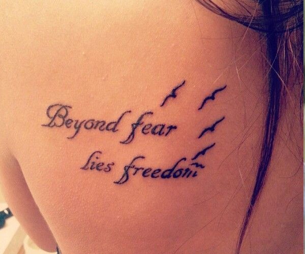 Traducción: Más allá del miedo descansa la libertad
