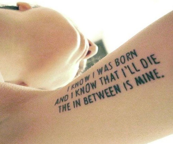 Traducción: Se que nací, se que moriré, y por eso lo que está entre eso es mío