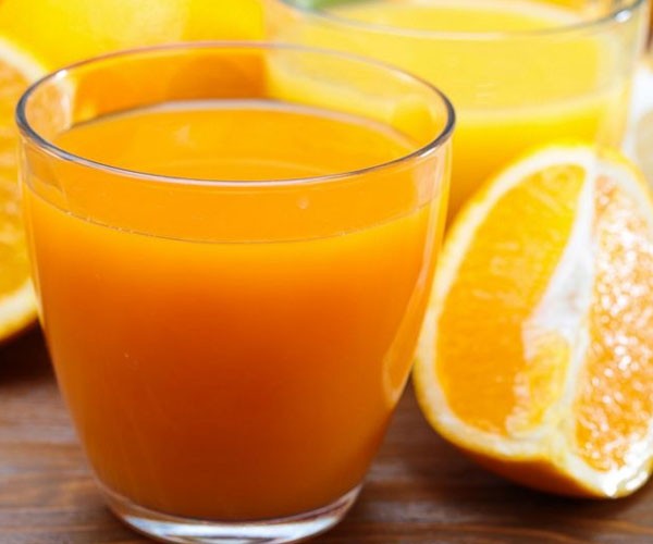 Puedes tomar jugo de naranja para quitar la cruda