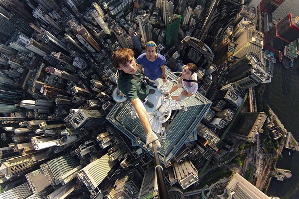 Alexander Remnev en las torres de Hong Kong