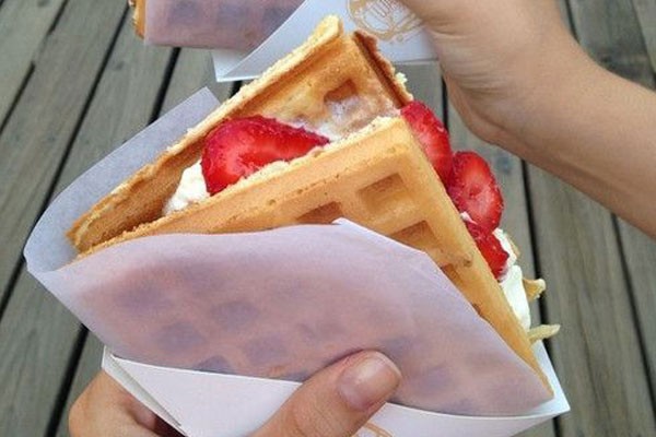 Waffles con helado y fruta en medio