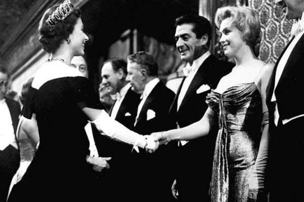 Encuentro de Marilyn Monroe con la reina Isabel II