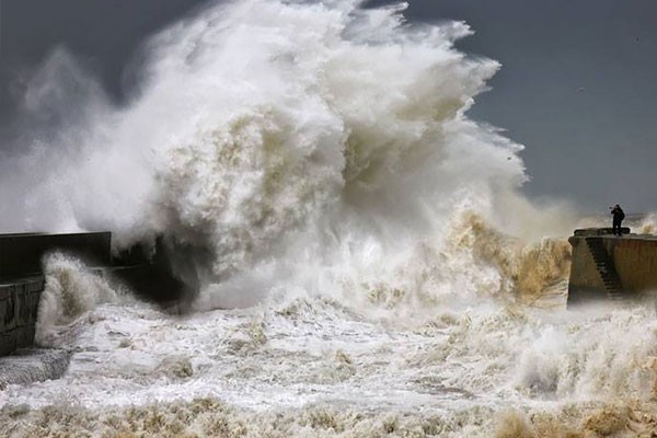 Enfrentándose al mar por esta foto