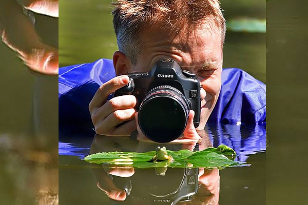 Entre aguas sucias por esta rana